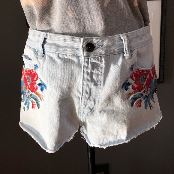 Embroidered Floral Short Shorts - Picture 3 of 6